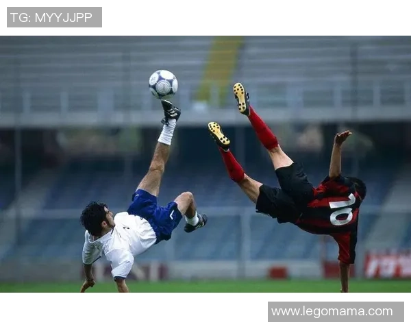足球巨星经典射门瞬间全景展现力量与美学结合之艺术 足球巨星经典射门瞬间全景展现力量与美学结合之艺术